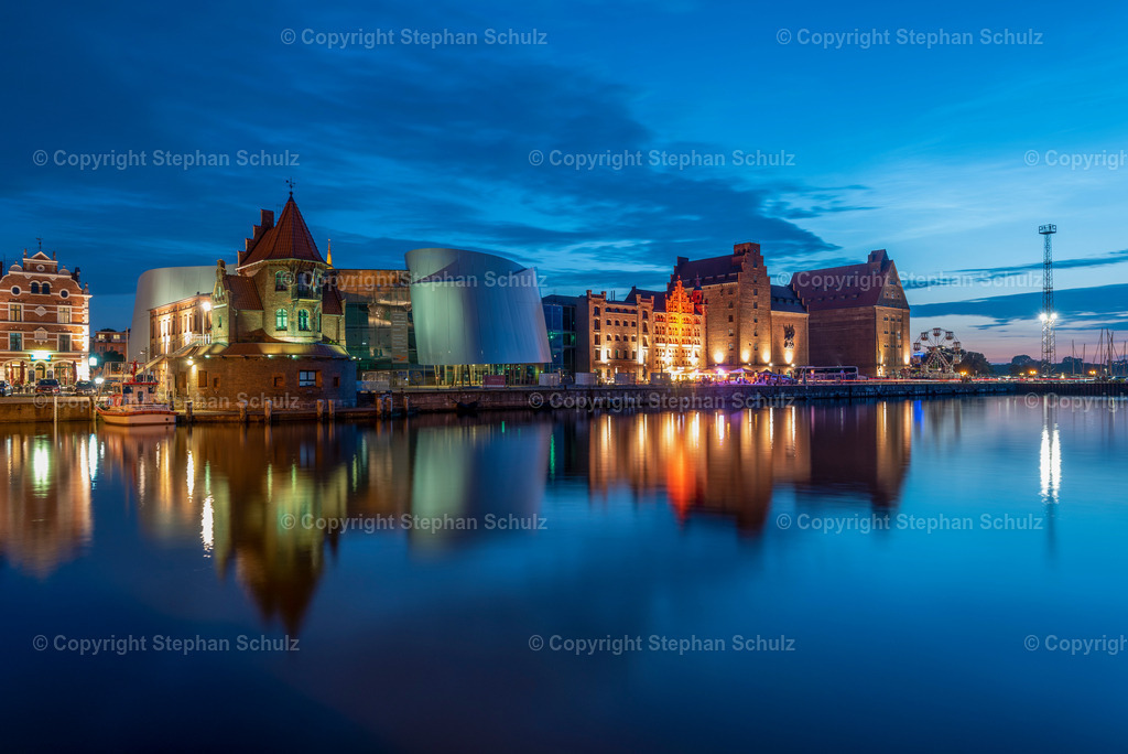 Stralsund zur blauen Stunde | Hafen Stralsund mit Ozeaneum.  - Realisiert mit Pictrs.com