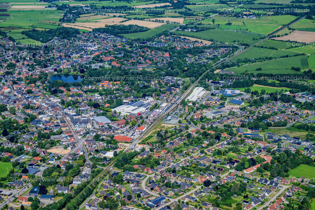 Bredstedt_Bahnhof_ELS_3220130825 | BREDSTEDT 13.08.2025 Gleisverlauf und Bahnhofsgebäude und Gleise an der Bundesstraße 5 in Bredstedt im Bundesland Schleswig-Holstein, Deutschland. // Train station railway building and Gleise on street Bundesstrasse 5 in Bredstedt in the state Schleswig-Holstein, Germany. Foto: Martin Elsen