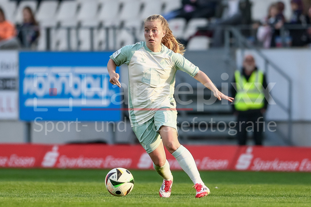 Fussball, Google Pixel Frauen-Bundesliga, SGS Essen - SV Werder Bremen | v.li.: Ricarda Walkling (SV Werder Bremen, 13) am Ball, Freisteller, Einzelbild, Ganzkörper, Aktion, Action, Spielszene, DIE DFB-RICHTLINIEN UNTERSAGEN JEGLICHE NUTZUNG VON FOTOS ALS SEQUENZBILDER UND/ODER VIDEOÄHNLICHE FOTOSTRECKEN. DFB REGULATIONS PROHIBIT ANY USE OF PHOTOGRAPHS AS IMAGE SEQUENCES AND/OR QUASI-VIDEO.