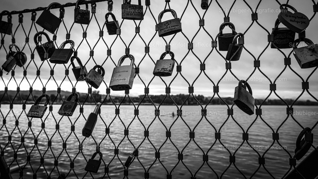 Liebesschlösser | Liebesschlösser auf einer Brücke - Realisiert mit Pictrs.com