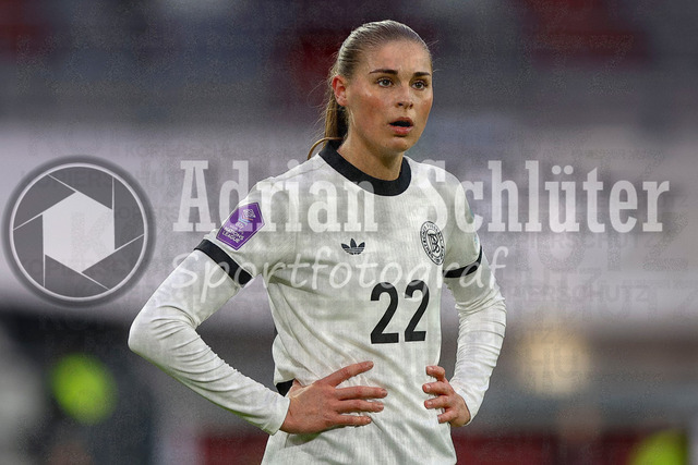 Deutschland vs Frankreich - Halbfinale - UEFA Women's Nations League | Düsseldorf, Deutschland, 24.10.25:   Jule Brand ( Deutschland ) schaut waehrend des Halbfinals der UEFA Women's Nations League zwischen Deutschland vs Frankreich in der Merkur-Spiel-Arena(Foto von Brauer-Fotoagentur / Adrian Schlueter)