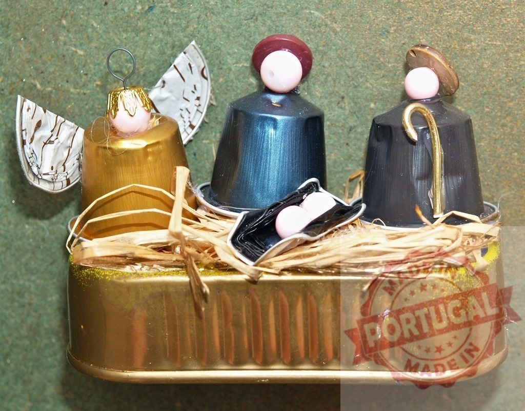 Nativity scene made with recycled material representing birth of Jesus | Original Christmas crib representing the nativity scene, made with recycled Nespresso capsules, aluminum foil, beads, wire and straw - Realized with Pictrs.com