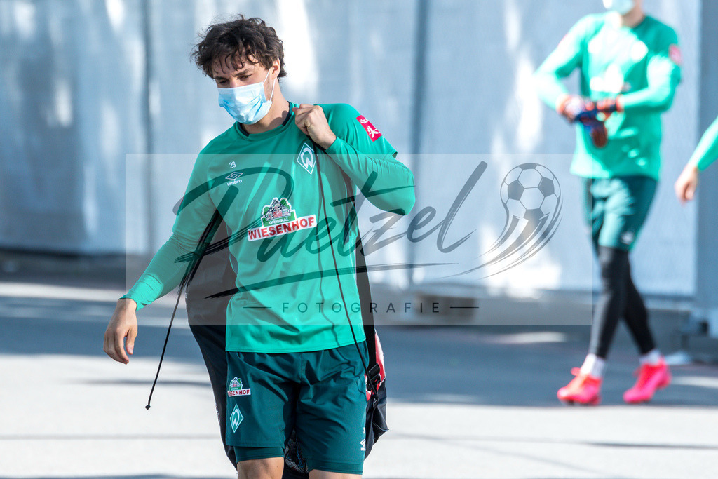 TRASVW20200521_0082 | Fussball, Herren: Simon Straudi (Werder Bremen) schaut auf dem Weg zum Trainingsplatz am 21.05.2020 in Bremen, Deutschland. - Realisiert mit Pictrs.com