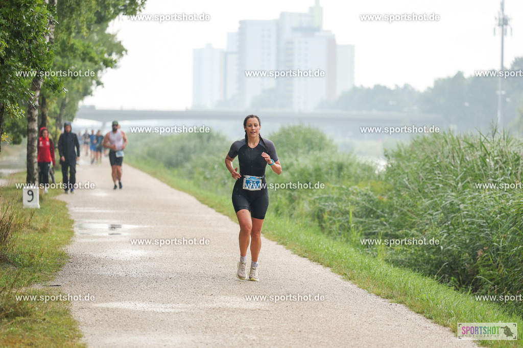 LUR_1132 | 34. M-net Erlanger Triathlon 2025 #erlangertriathlon  #mnettriathlon2025 #mnettriathlon #team #olympischedistanz #mitteldistanz #triathlon #maindonaukanal  #erlangertriathlon2025 #yourpictrs #tv1848 #tv1848erlangen  #triathlonbayern #sportinerlangen #demsportverbunden #sportshot_your_pictrs Copyright: www.sportshot.de