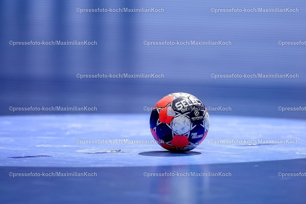 EHF18012601154 | 18.01.2026, Handball, Men's EHF EURO 2026, Portugal - Nordmazedonien, Jyske Bank Boxen in Herning, Dänemark, Preliminary Round: offizieller SPielball in Nahaufnahme 