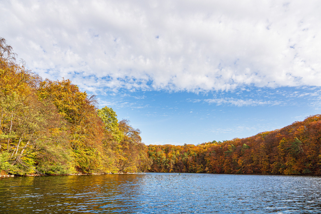 Blick über den See Schmaler Luzin auf die herbstliche Feldberger Seenlandschaft | Blick über den See Schmaler Luzin auf die herbstliche Feldberger Seenlandschaft.