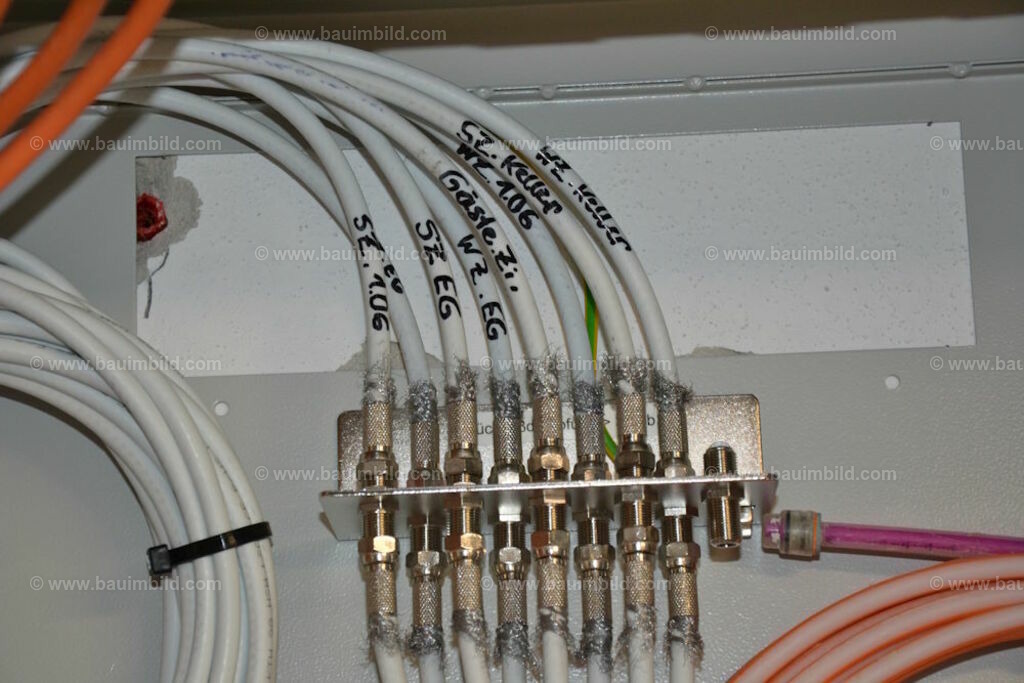 bib-lg17-elektroinstallation-0243 | Nach LV-Leistungsgruppen sortierte Detailfotos über den Bau eines Hauses. Alle Hausbau-Bilder direkt vom Urheber und Autor der Website Haus-Selber-Bauen.com