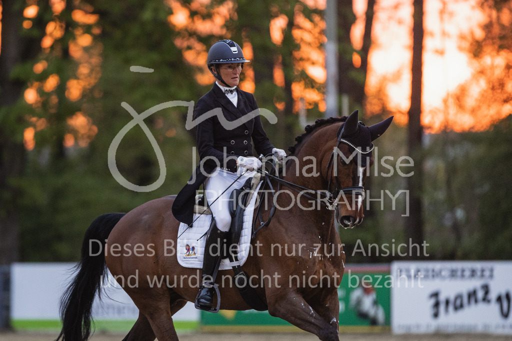 230429_Dressurfestival_S-Kür-329 | Deine schönsten Turniermomente als professionelle Fotos! Entdecke hochwertige Pferdesport-Fotografie im Online-Shop. Jetzt Fotos finden & bestellen!