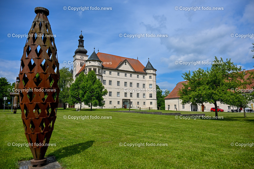 Hartheim_ Lern- und Gedenkschloss_ 07.05.2025-12 | 07.05.2025, Hartheim, AUT, Lern- und Gedenkort, Schloss Hartheim, im Bild Schloss Hartheim, Toetungsanstalt der Nazionalsozialisten waehrend des 2. Weltkrieg, NS-Zeit, Holocaust, Euthanasie, Psychiatrie, Gedenkstaette, KZ-Haeftlinge, Menschen mit Behinderung, Verbrechen, Weg der Vielfalt, gegen Vergessen