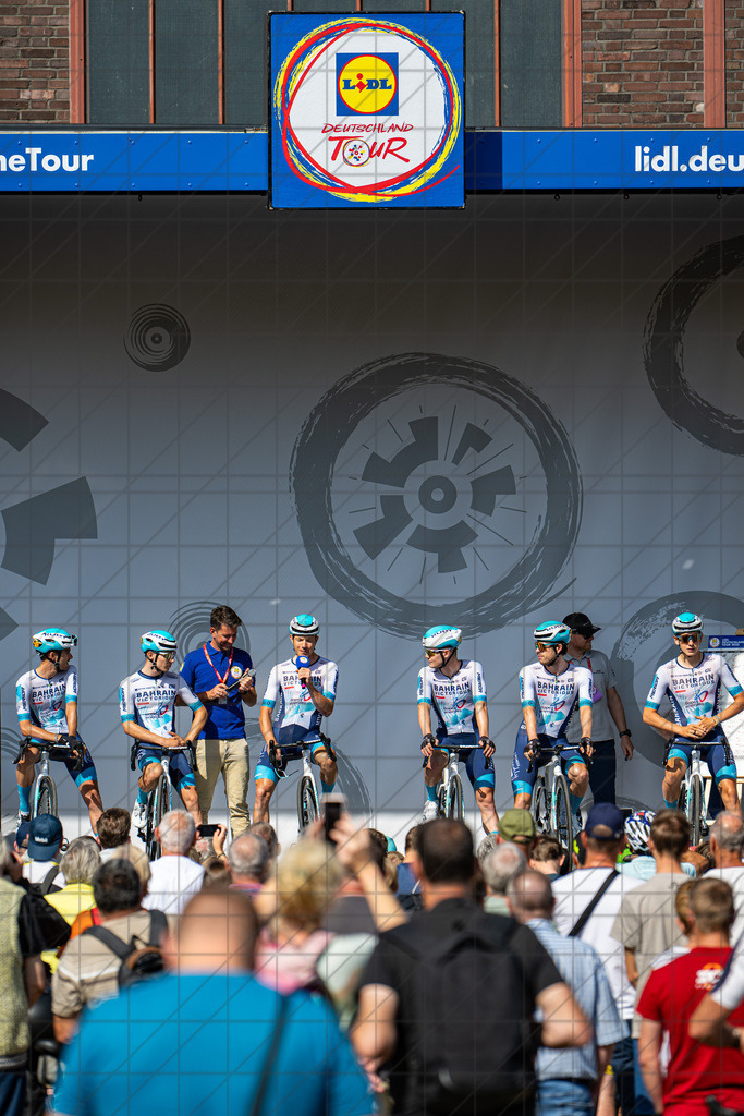 DeutschlandTour 2025 | Etappe 1 - Essen (Start) | Bahrain Victorious//  21.08.25: DeutschlandTour 2025 | Etappe 1 - Essen (Start) / Essen / Deutschland  //   CREDIT:www.bullenfotos.de, Martin König, Hörner Weg 40, D-49078 Osnabrück, +4917663732967 // Nutzung und Weitergabe nur zu den vereinbarten Zwecken. Presseanfragen an Ersteller. Alle Rechte beim Ersteller. Honorierung nach MFM. - Realisiert mit Pictrs.com