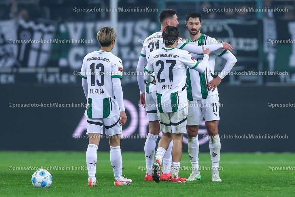 BMG11012501106 | 11.01.2025, Fußball, Borussia Mönchengladbach - FC Bayern München, 1. Fußball Bundesliga, Borussia-Park, Saison 2024 2025: Enttäuschte Gesichter nach der 0:1 Niederlage der Mönchengladbacher. Shio Fukuda (Mönchengl. #13), Rocco Reitz (Mönchengl. #27), Tomas Cvancara (Mönchengl. #31), Tim Kleindienst (Mönchengl. #11) stehen enttäuscht auf dem Spielfeld. DFB regulations prohibit any use of photographs as image sequences and or quasi-video.