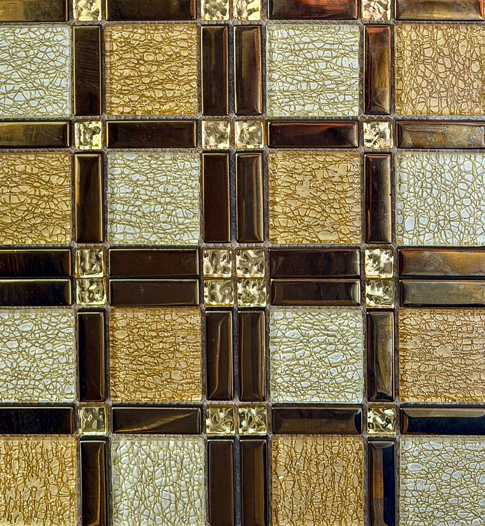 Edle Gold-Geometrie | Luxus Architektur Fotokunst Wandbild | Luxuriöse Akzente und faszinierende Symmetrie für anspruchsvolle Wände. Diese hochaufgelöste Architektur-Fotografie fängt die edlen Gold- und Bronzetöne einer metallischen Kachel-Fassadenstruktur in perfekter Schärfe ein. Als großformatiges Wandbild (besonders spektakulär und leuchtend als spiegelnder Gallery-Print unter Acrylglas) bringt dieses abstrakte Meisterwerk moderne Eleganz und warme Glanzlichter in dein Wohnzimmer, Schlafzimmer oder Büro. - Realisiert mit Pictrs.com