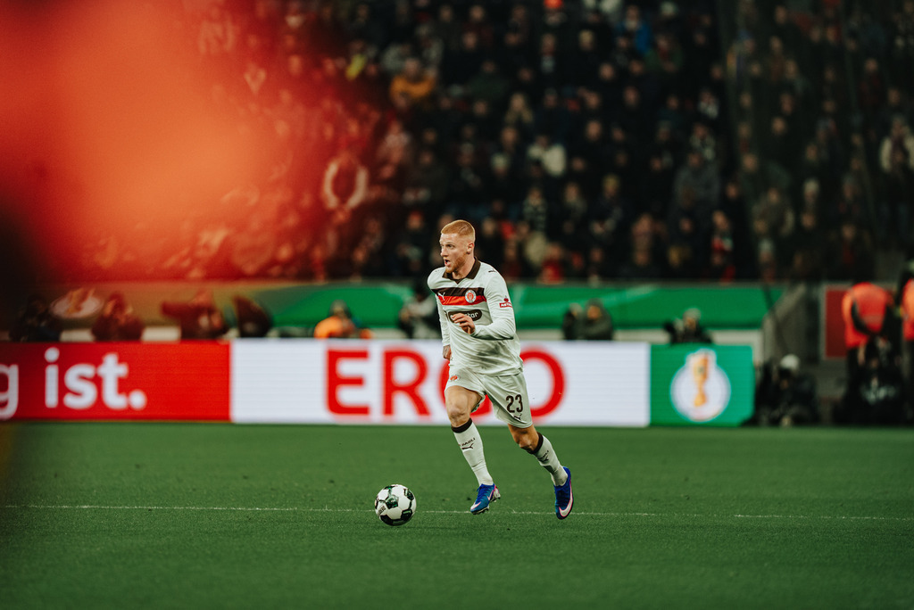 _STP0525 | Der offizielle Shop für FC St. Pauli Fotos. Wähle aus Spielszenen & Fanmomenten dein FCSP Wunschformat. Wir liefern Millerntor-Atmosphäre.