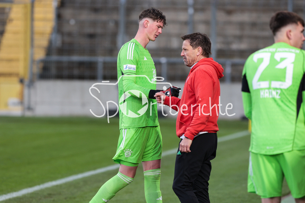 FC Bayern Amateure - TSV Buchbach | Tom Ritzy HUELSMANN (FCB #1) muss nach seiner roten Karte vom Platz / Notbremse / Holger SEITZ
