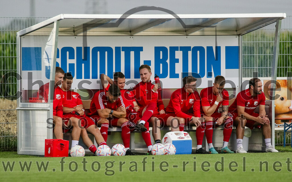 2023-07-29_002_FC_Finsing_gegen_SC_Kirchasch | Finsing, Deutschland, 29.07.2023:
Fußball, Kreisliga 2023 / 2024, 1. Spieltag, FC Finsing gegen SC Kirchasch, Endergebnis: 0:2

Dominik Bluhme (FC Finsing, #16), Maximilian Eberhart (FC Finsing, #21), Trainer Thomas Bonnet (FC Finsing)

Foto: Christian Riedel / fotografie-riedel.net