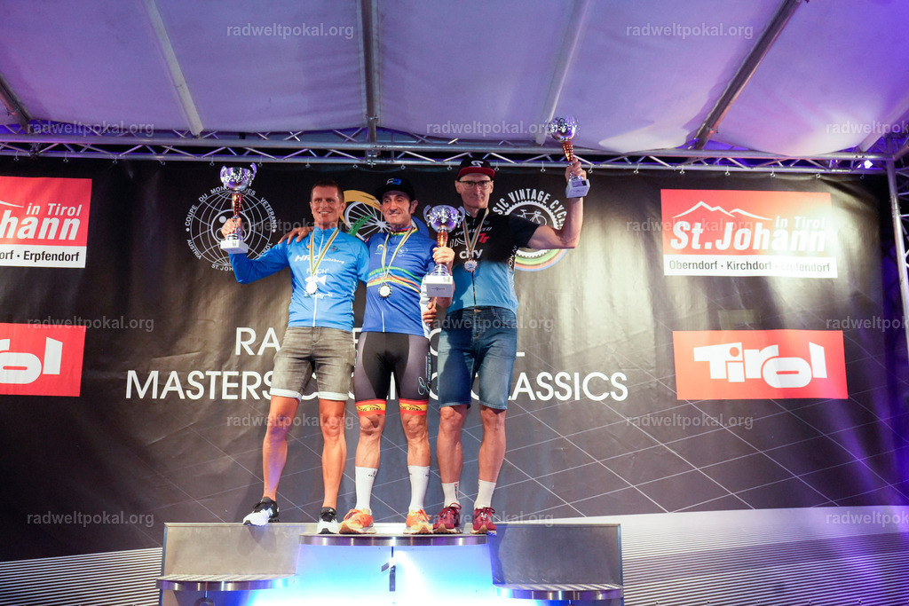 1349_20230817_Bewerb_Maenner_Muehlanger | AUT - OESTERREICH, 2023-08-16: SPORT RENNRAD-FAHREN - 55. INTERNATIONALER RADWELTPOKAL IN ST. JOHANN IN TIROL  - Vintage-Radrennen mit WM-Bronze-Medaillen-Siegerin Christina Schweinberger, den Teilnehmer und Alexander Baumann (vom Orginastions-Team) - TAG 2 BEWERB MAENNER IN SECHS GRUPPEN  ; Foto: Roland Muehlanger