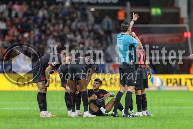 Bayer 04 Leverkusen vs Eintracht Frankfurt - Bundesliga  | Leverkusen, Deutschland, 12.09.25:   Exequiel Alejandro Palacios (Bayer 04 Leverkusen) liegt verletzt am Boden waehrend des Spiels der Bundesliga zwischen  Bayer 04 Leverkusen vs Eintracht Frankfurt in der BayArena(Foto von Brauer-Fotoagentur / Adrian Schlueter)