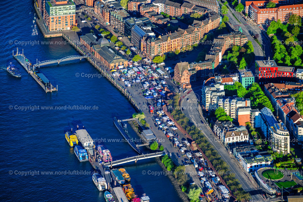 Hamburg_Altona_Fischmarkt_ELS_0965270425 | HAMBURG 27.04.2025 Besucher und Marktbeschicker St. Pauli Fischmarkt im Ortsteil Altonaer Fischmarkt in Hamburg, Deutschland. Weiterführende Informationen bei: Hafen Hamburg Marketing e.V. (HHM),  hamburg.de GmbH & Co. KG. // Visitors and market patrons at the St. Pauli fish market in the Altonaer Fischmarkt district in Hamburg, Germany. Further information at: Hafen Hamburg Marketing e.V. (HHM),  hamburg.de GmbH & Co. KG. Foto: Martin Elsen