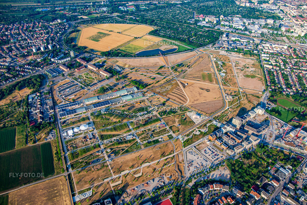 Überblick  von Nord  auf Spinelli-Park der Bundesgartenschau Mannheim BUGA 2023 https://www.buga23.de/ | Luftbild: Überblick  von Nord  auf Spinelli-Park der Bundesgartenschau Mannheim BUGA 2023 https://www.buga23.de/ im Ortsteil Käfertal in Mannheim im Bundesland Baden-Württemberg in Deutschland. Foto: IMG_136965.jpg vom 24.06.2023 durch ©2025 Werner Riehm fly-foto.de/copyright - Realisiert mit Pictrs.com