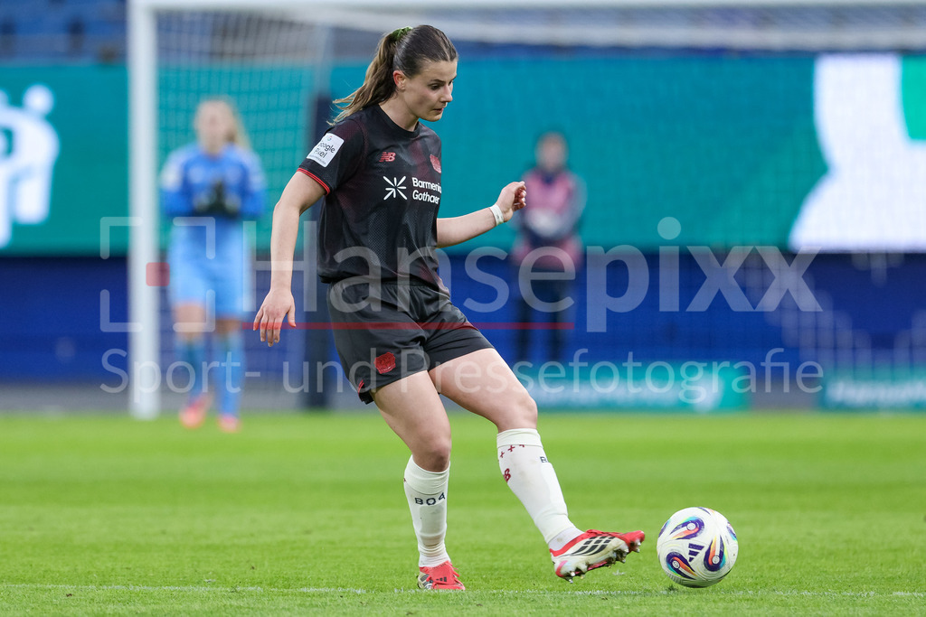 Fussball, Google Pixel Frauen-Bundesliga, Hamburger SV - Bayer 04 Leverkusen | Katharina Piljic (Bayer 04 Leverkusen, 6) am Ball, Freisteller, Einzelbild, Ganzkörper, Aktion, Action, Spielszene, DIE DFB-RICHTLINIEN UNTERSAGEN JEGLICHE NUTZUNG VON FOTOS ALS SEQUENZBILDER UND/ODER VIDEOÄHNLICHE FOTOSTRECKEN. DFB REGULATIONS PROHIBIT ANY USE OF PHOTOGRAPHS AS IMAGE SEQUENCES AND/OR QUASI-VIDEO.