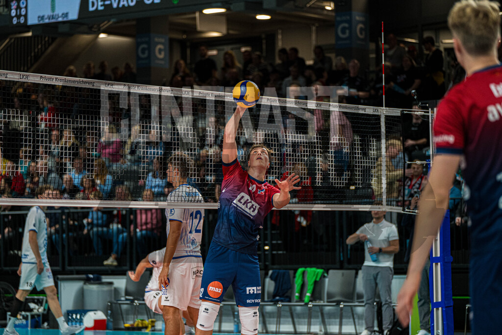 Volleyball I Herren I Saison 2025/2026 I Bundesliga I 5. Spieltag I SVG Lüneburg - VfB Friedrichshafen | Einzelfoto, Freisteller, Einzelbild, Cut-out, isoliertes Motiv, Sportaufnahme, Nahaufnahme, freigestellt, freigestellte Aufnahme, Aufnahme, Einzeln: Santeri Riku Matias Välimaa (12, SVG Lüneburg) schlägt den Ball - Realisiert mit Pictrs.com