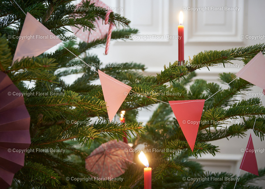 Modern geschmückter Tannenbaum | Wimpelkette als Baumschmuck - Realized with Pictrs.com