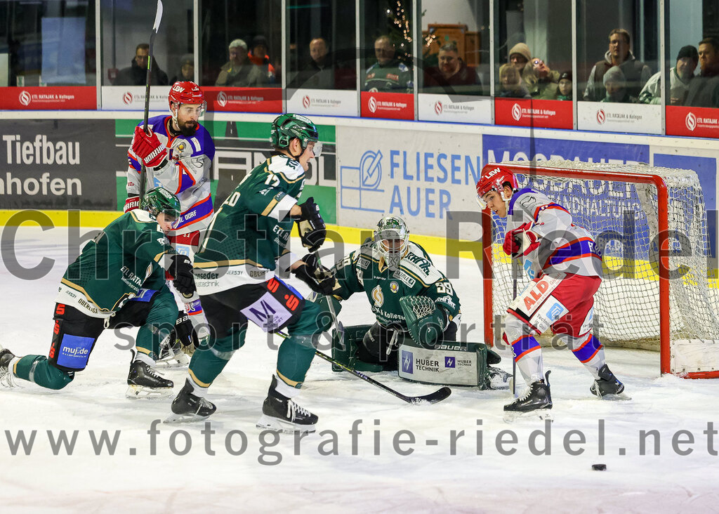 2025-11-30_087_TSV_Erding_gegen_EC_Peiting | Erding, Deutschland, 30.11.2025:Eishockey, Oberliga Süd 2025 / 2026, 22. Spieltag, TSV Erding gegen EC Peiting, Endergebnis: 5:1Jesse Kauhanen (Erding Gladiators, #4), Elia Ostwald (Erding Gladiators, #17), Torwart Leon Meder (Erding Gladiators, #39)Foto: Christian Riedel / fotografie-riedel.net