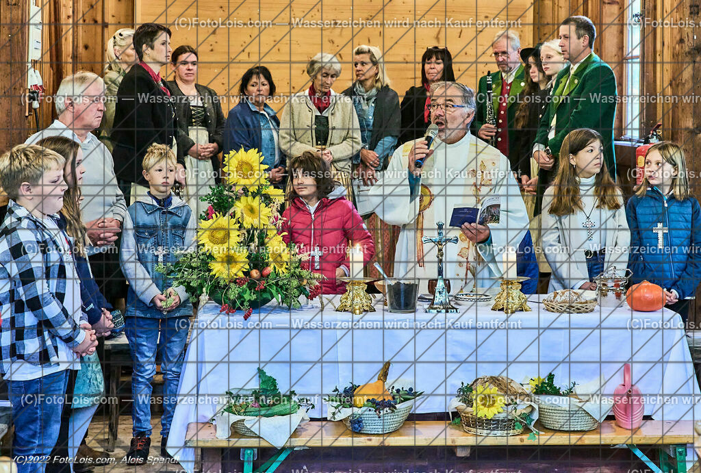 ALP0666_Erntedankfest_Lackenhof-Langau_Pfarrer Trondl Franz-Josef | (C)FotoLois.com, Alois Spandl, ERNTEDANKFEST Lackenhof/Langau im rothschild´schen Glassalon in Langau/Maierhöfen, So 2. Okt. 2022.