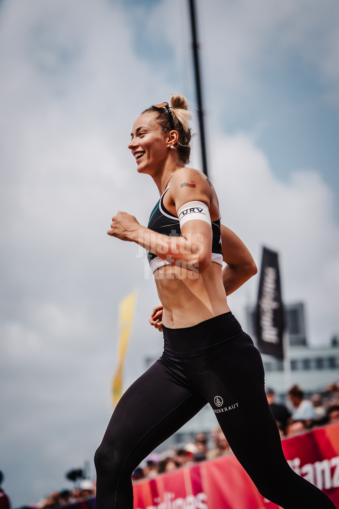 Beachvolleyball | Frauen | Allianz German Beach Tour 2025 | Tourstop Hamburg | 01.06.2025 | Louisa Lippmann läuft in die Arena ein