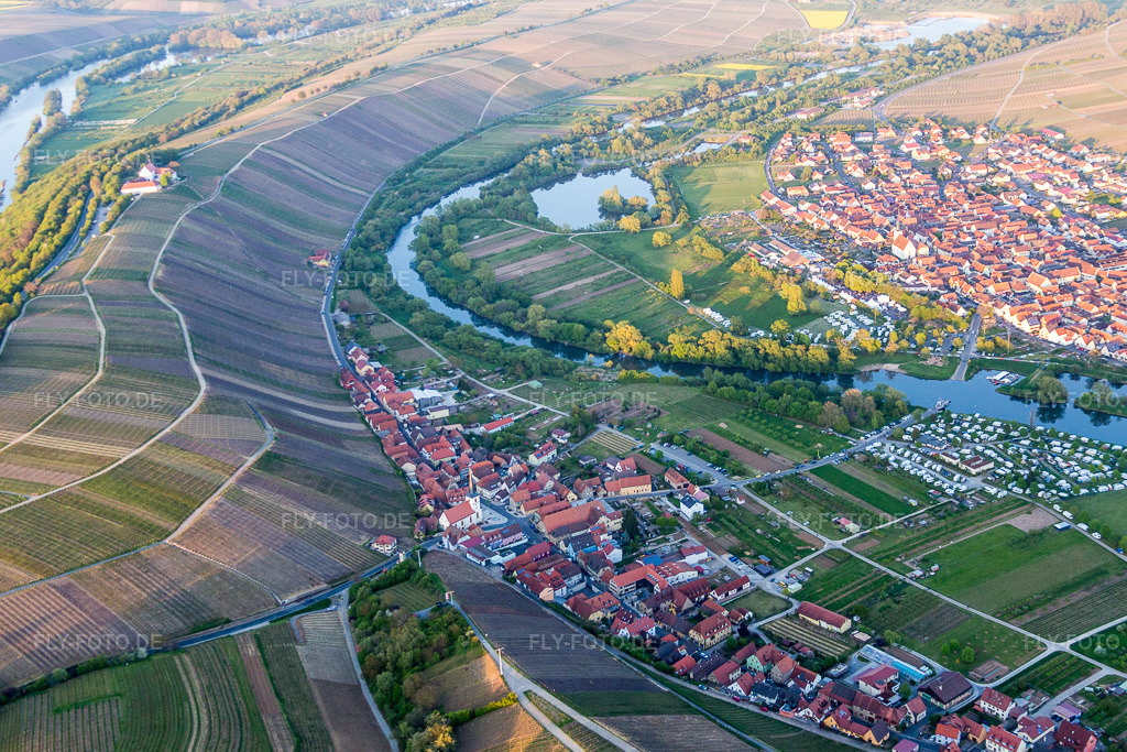 Luftbild: Weinbergs- Landschaft der Winzer- Gebiete in Nordheim am Main im Ortsteil Escherndorf in Volkach im Bundesland Bayern in Deutschland. Foto: IMG_087886.jpg vom 05.05.2016 durch Werner Riehm/FLY-FOTO.de