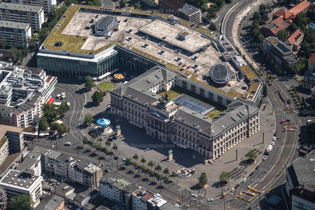 4035504 | BRAUNSCHWEIG 31.07.2020 Gebäude des Nachbaus des Braunschweiger Schloss mit Quadriga am Schloßplatz in Braunschweig im Bundesland Niedersachsen. // Reproduction of the Braunschweiger Palace on place Schlossplatz in Braunschweig in the state Lower Saxony. Foto: Gerhard Launer