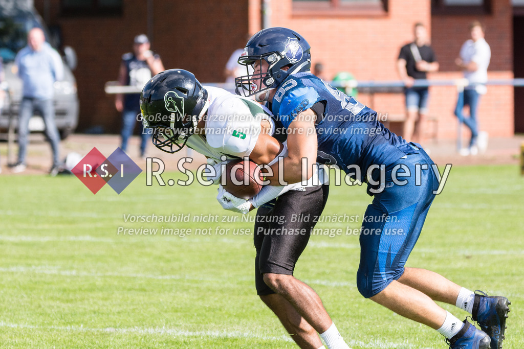 American Football, Saison 2022, Regionalliga Nord, Hamburg Blue Devils - Oldenburg Knights, Dr.-Hermann-Schnell-Sportplatz (Hamburg), 06.08.2022, 07. Gameweek | Moritz Pieper (#85, Blue Devils, WR) tackelt Ikenna Ukachu (#5, Oldenburg, DB), der eine Interception fängt.