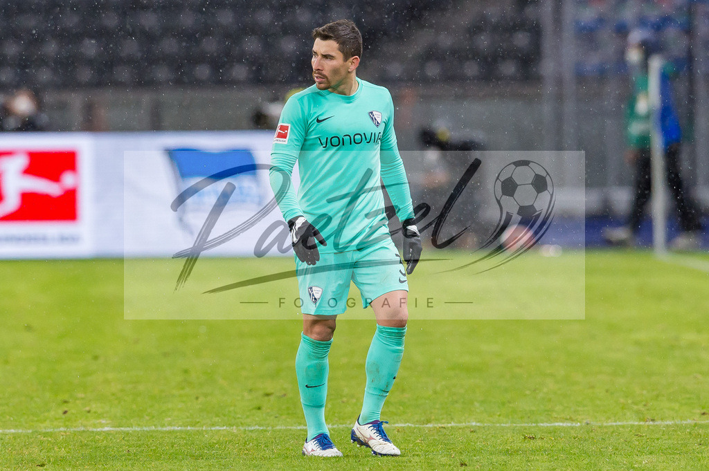 HERBOC20220204_287 | Fussball, Herren: Danilo Soares (VfL Bochum) schaut bei dem Spiel der 1. Bundesliga zwischen Hertha BSC und VfL Bochum im Olypiastadion am 04.02.2022 in Berlin, Deutschland.DFB / DFL REGULATIONS PROHIBIT ANY USE OF PHOTOGRAPHS AS IMAGE SEQUENCES AND/OR QUASI-VIDEO. - Realisiert mit Pictrs.com