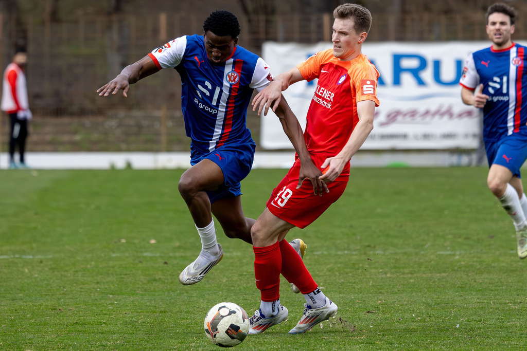 Fußball, Oberliga Baden-Württemberg 2025/26, 21. Spieltag: VfR Mannheim gegen FC Nöttingen | Fußball, Oberliga Baden-Württemberg 2025/26, 21. Spieltag: VfR Mannheim gegen FC Nöttingen***Energischer Vorstoß von Isaac Okwubor (27, VfR Mannheim) - Realisiert mit Pictrs.com