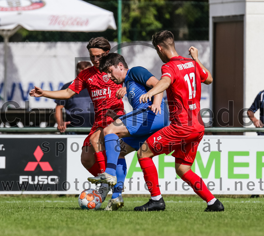 2023-07-08_068_FC_Langengeisling_gegen_TSV_Buchbach | Erding, Deutschland, 08.07.2023:
Fußball, Bezirksliga Oberbayern Ost 2023 / 2024, Testspiel, FC Langengeisling gegen TSV Buchbach, Endergebnis: 0:6

Dennis Polat (TSV Buchbach, #18), Maximilian Maier (FC Langengeisling, #10), Manuel Mattera (TSV Buchbach, #13)

Foto: Christian Riedel / fotografie-riedel.net