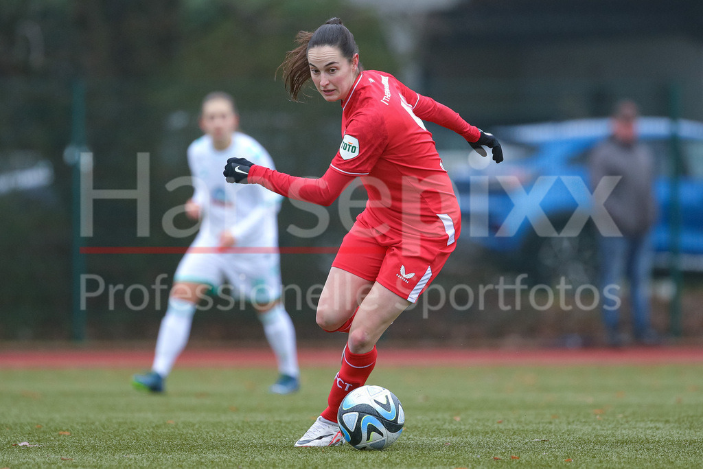 Fussball, Testspiel Frauen, SV Werder Bremen - FC Twente Enschede | v.li.: Caitlin Dijkstra (FC Twente Vrouwen, 4) am Ball, Einzelbild, Ganzkörper, Aktion, Action, Spielszene