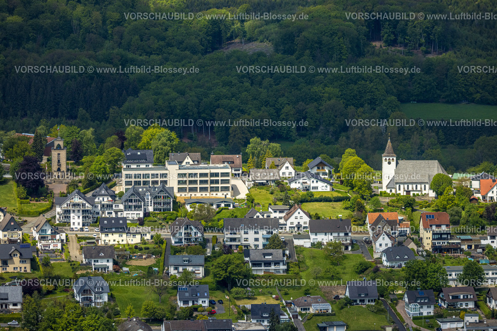 Sundern230504670Langscheid | Luftbild, Kath. Kirche Antonius, Ehrenmal Langscheid, Neubau Wohnhaus, Langscheid, Sundern, Sauerland, Nordrhein-Westfalen, Deutschland