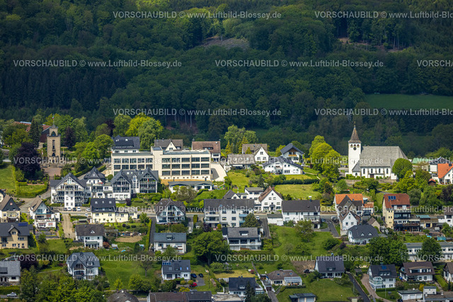 Sundern230504670Langscheid | Luftbild, Kath. Kirche Antonius, Ehrenmal Langscheid, Neubau Wohnhaus, Langscheid, Sundern, Sauerland, Nordrhein-Westfalen, Deutschland