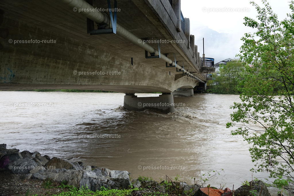 welltvi-Lechbruecke_Reutte-Lechaschau-Hochwasser-21052019-DSD01455 | Info aus dem Bezirk Reutte/Ausserfern Tirol sowie eine umfangreiche Bilddatenbank über die gesamte Region: Lechtal, Talkessel Reutte, Tannheimertal, Zwischentoren. Lech, Plansee, Zugspitze, Grenztunnel, B179, Fernpassstraße, Verkehr, Lawinen, Tradition, - Realisiert mit Pictrs.com
