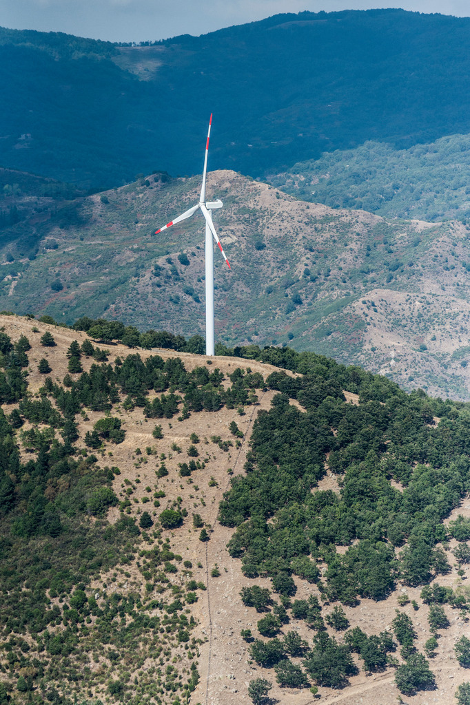 dr_0039305.jpg | SIZILIEN 07.09.2014 Windenergieanlagen (WEA) - Windrad- auf einem Feld in Sizilien in Italien. // Wind turbine windmills on a field in Sizilien in Italy. Foto: Daniel Reiter