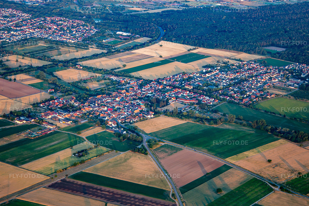 Luftbild: Ortsansicht von Nordwesten in Westheim im Bundesland Rheinland-Pfalz in Deutschland. Foto: IMG_137259.jpg vom 24.06.2023 durch Werner Riehm/FLY-FOTO.de