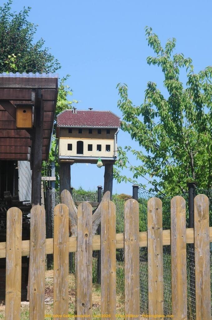 Geißmannsdorf-2026-Ortsbilder-355 | Geißmannsdorf bei Bischofswerda im Sommer 2026. Ein fotografischer Streifzug durch das Dorf Geißmannsdorf, mit Gebäuden, Straßen, Strohpuppen und geschmückten Vorgärten und Grundstücken anlässlich der 800-Jahr-Feier von Geißmannsdorf im Juni 2026 - Realisiert mit Pictrs.com