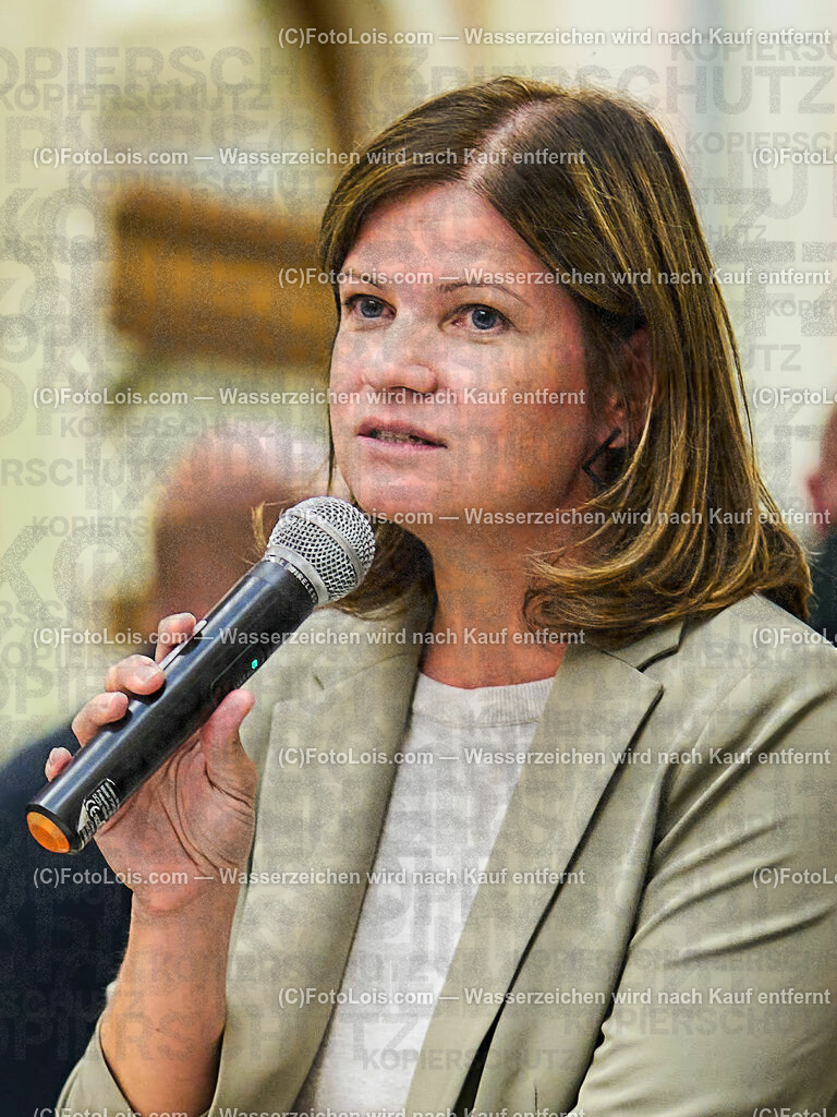 ALP6504_TdBerufsfotografie_Diskussion KI_Habinger Michaela | (C)FotoLois.com, Alois Spandl, Tage der NÖ Berufsfotografie in Baden, Posiumsdiskussion um die Künstliche Inteligenz in der Fotografie im Arnulf Rainer Museum Baden mit Gisela Kayser (Kuratorin und ehemalige künstlerische Leiterin und GF des Freundeskreis Willy-Brandt-Haus Berlin) Peter-Matthias Gaede (Journalist, ehem. Chefredakteur GEO), Michael Schnabl (Berufsfotograf in Graz, KI-Künstler), Christoph Künne (Docma), Michaela Habinger (Berufsfotografin NÖ), Michael Aurednik (Rechtsanwalt der NÖ Berufsfotografie), Christian Schörg (Landesinnungsmeister NÖ), Fr 6. Oktober 2023.