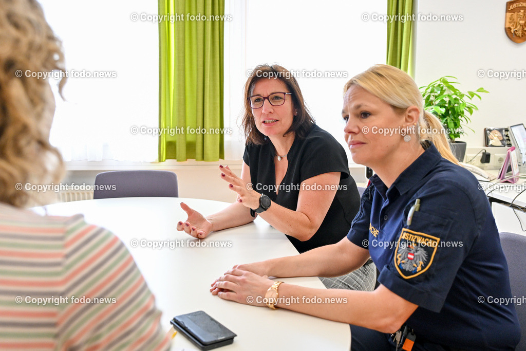 Justizanstalt Linz_ 29.04.2024_-6 | 29.04.2024, Linz, AUT, Justizanstalt, Justizwache, im Bild Iris Hofer (Leitung der Justizanstalt Linz), Alexandra Roth (Major, JA)