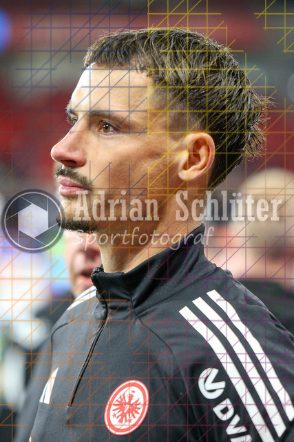 Bayer 04 Leverkusen vs Eintracht Frankfurt - Bundesliga  | Leverkusen, Deutschland, 12.09.25:   Robin Koch (Eintracht Frankfurt) schaut waehrend des Spiels der Bundesliga zwischen  Bayer 04 Leverkusen vs Eintracht Frankfurt in der BayArena(Foto von Brauer-Fotoagentur / Adrian Schlueter)