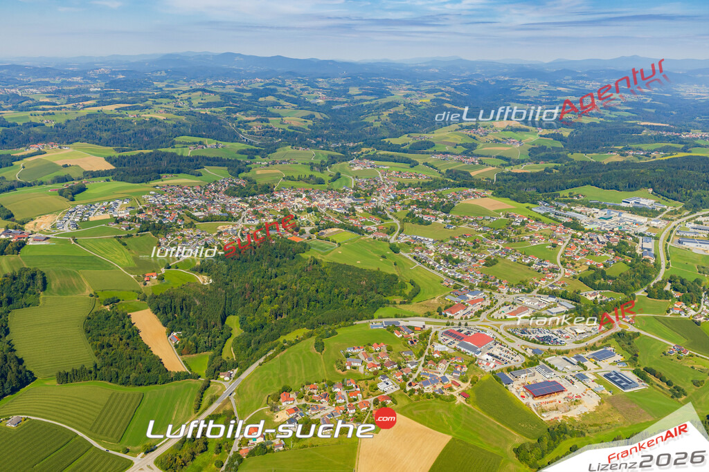 Luftaufnahme von Hutthurm - Die Luftaufnahme wurde 2025 vom UL-Flugzeug heraus erstellt ( keine Drohne ) - Hochauflösende Luftaufnahme - für professionelle Ausdrucke geeignet. Die Geschenkidee !Mit Lizenz und Bildrechte bestellbar