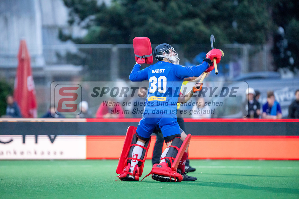 Final4_20240518-2116-0039 | Bonn, Deutschland, 18.05.2024: Niklas Garst (Hamburger Polo Club) in Aktion waehrend des Spiels der Deutsche Feldhockey-Meisterschaften 2024 zwischen Final 4 Herren Hamburger Polo Club - Der Club an der Alster im Bonner THV am 18.05.2024 in Bonn, Deutschland. (Foto von Stephan Fehrmann)

Bonn, Germany, 18.05.2024: Niklas Garst (Hamburger Polo Club) in action during the game of Deutsche Feldhockey-Meisterschaften 2024 between Final 4 Herren Hamburger Polo Club - Der Club an der Alster in Bonner THV at 18.05.2024 in Bonn, Deutschland. (Foto from Stephan Fehrmann)