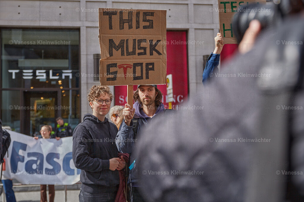 250405_TeslaTakedown_25 | "Tesla Takedown" rally against Musk and facism in front of the Tesla Store in Berlin, Germany. Germany also has a Tesla factory ~30km from Berlin. - Realisiert mit Pictrs.com