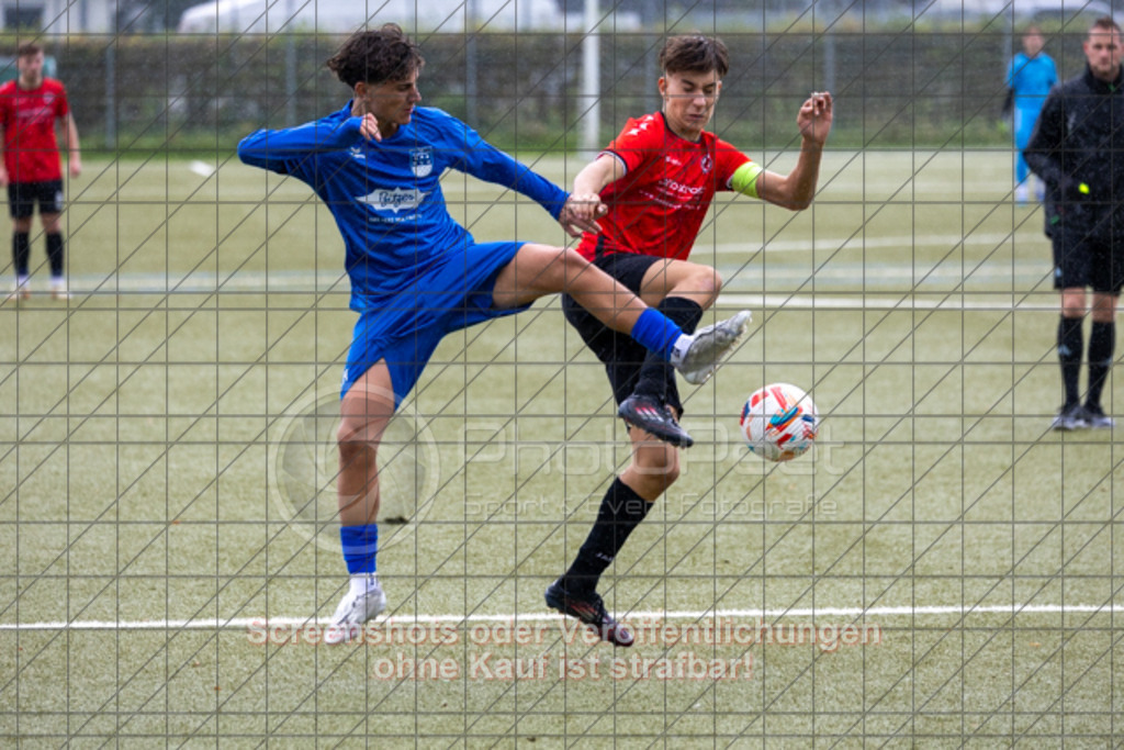 20251005_115929_0029 | #,1.Göppinger SV (rot) vs. TUS Ergenzingen (blau), Fussball, B-Junioren Leistungsstaffel Mitte, wfv, 03.Spieltag,  Saison 2025/2026, Kunstrasenplatz Süd, Hohenstaufenstr. 116, 73033 Göppingen, 05.10.2025 - 11:00 Uhr,Foto: PhotoPeet-Sportfotografie/Peter Harich