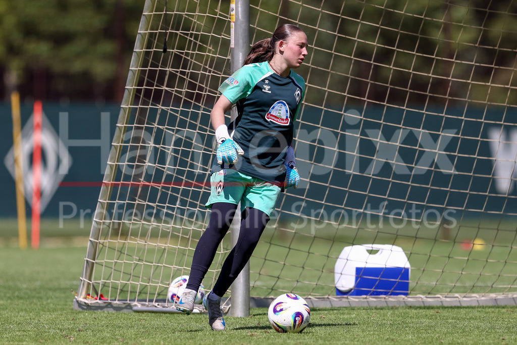 Fussball, Google Pixel Frauen-Bundesliga, Training SV Werder Bremen | Sinem Özdemir (Torhüterin, Torwart, SV Werder Bremen) bei einer Trainingsübung